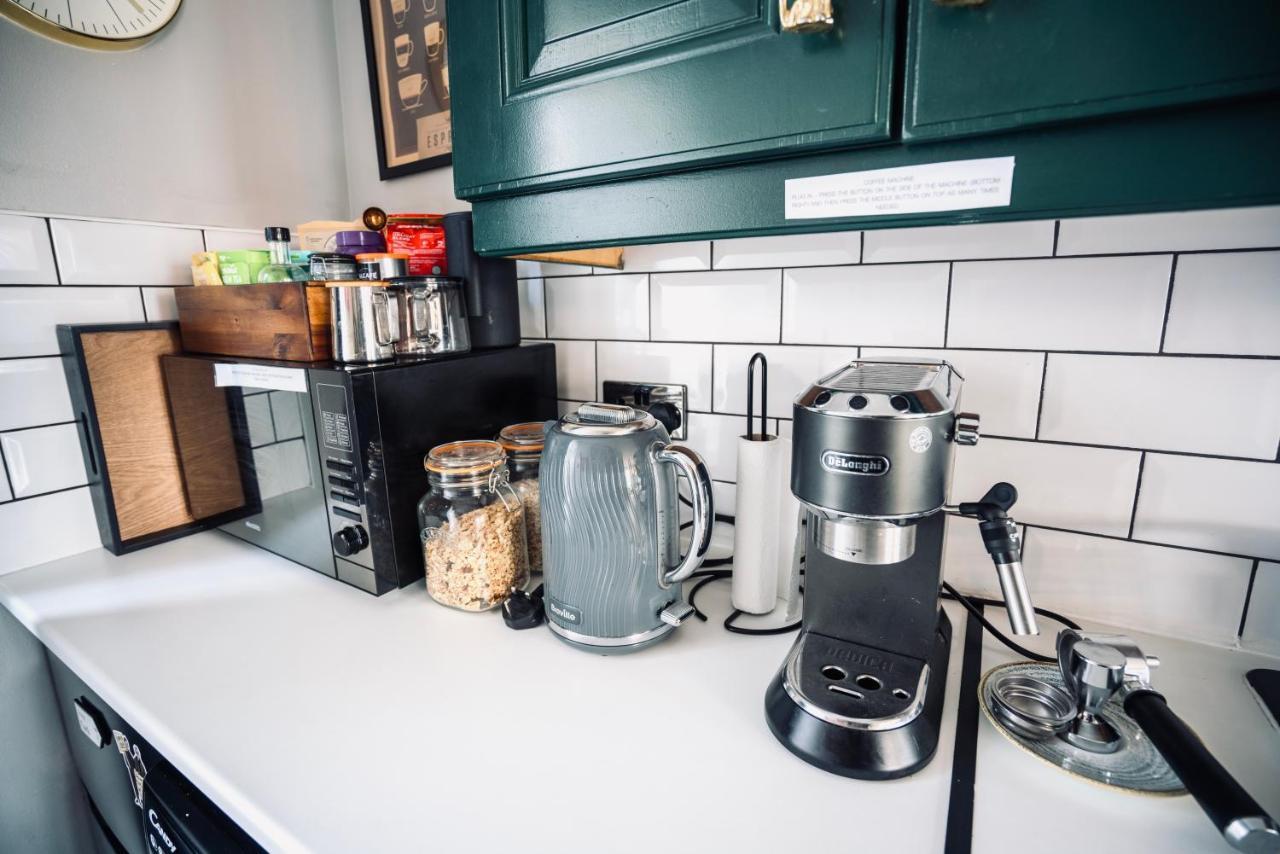 A Stylish 2 Bed Apartment In Cobh Town - Lux Stay Exterior foto