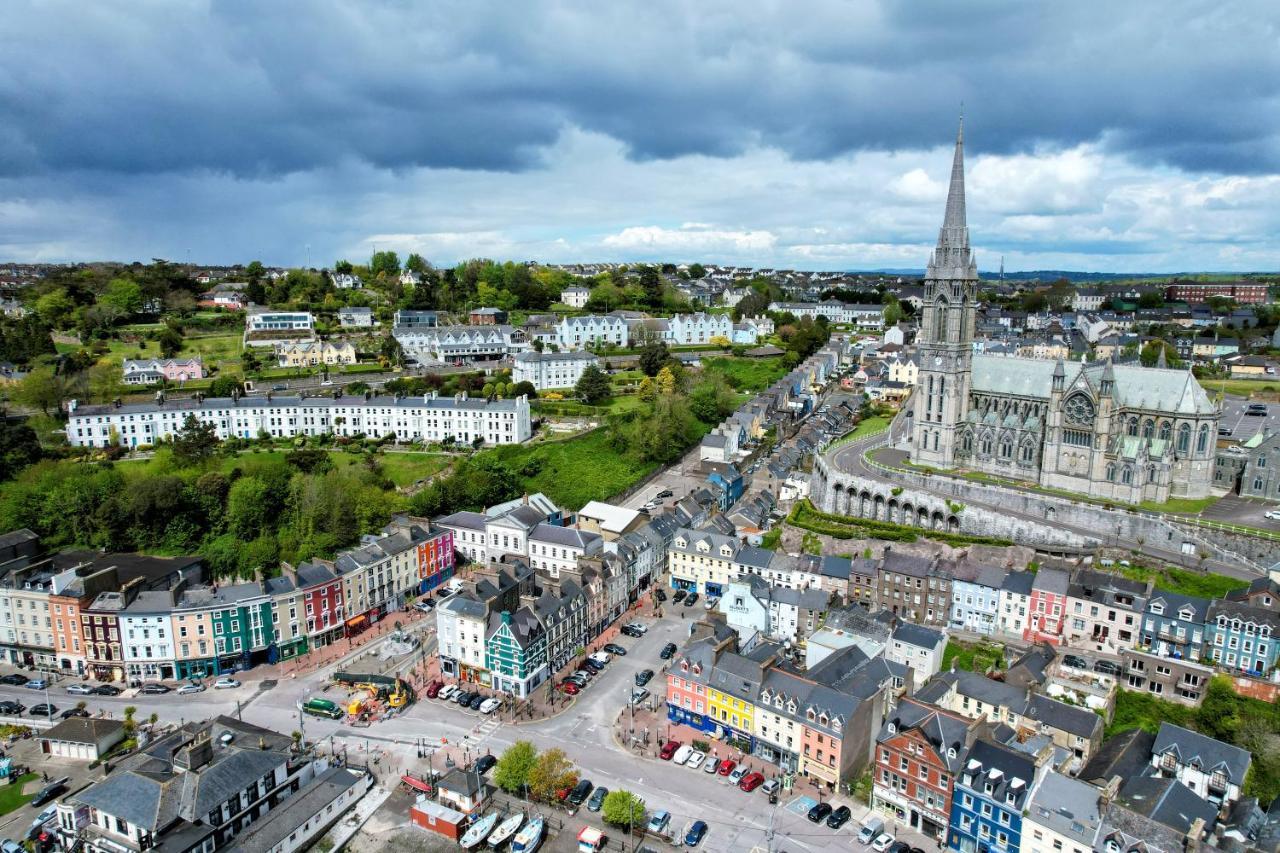 A Stylish 2 Bed Apartment In Cobh Town - Lux Stay Exterior foto